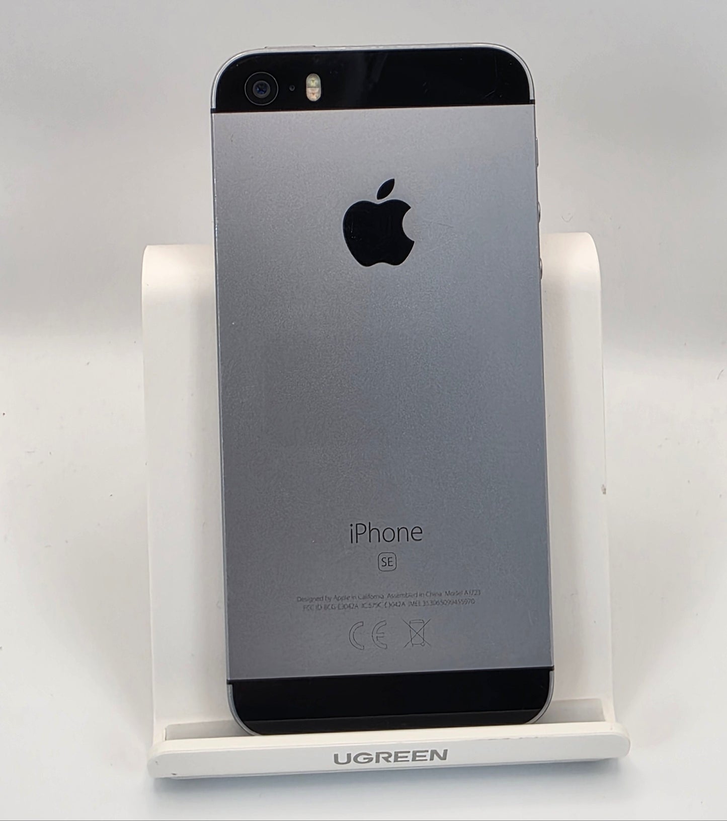Apple iPhone SE Silver Unlocked 32GB Smartphone
