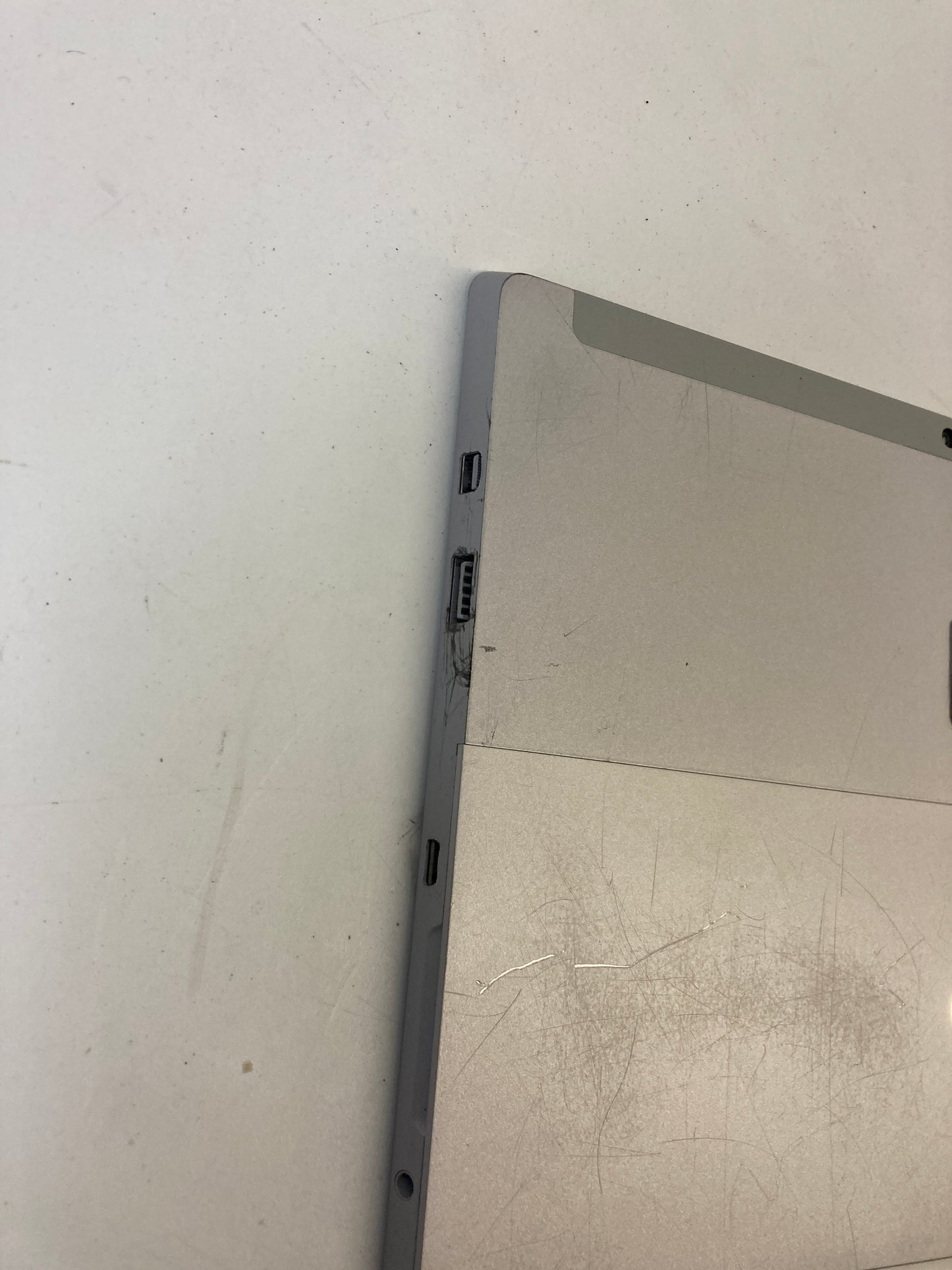 Microsoft Surface 3. x7-Z8700. 4GB RAM. 64GB SSD. Win 10
