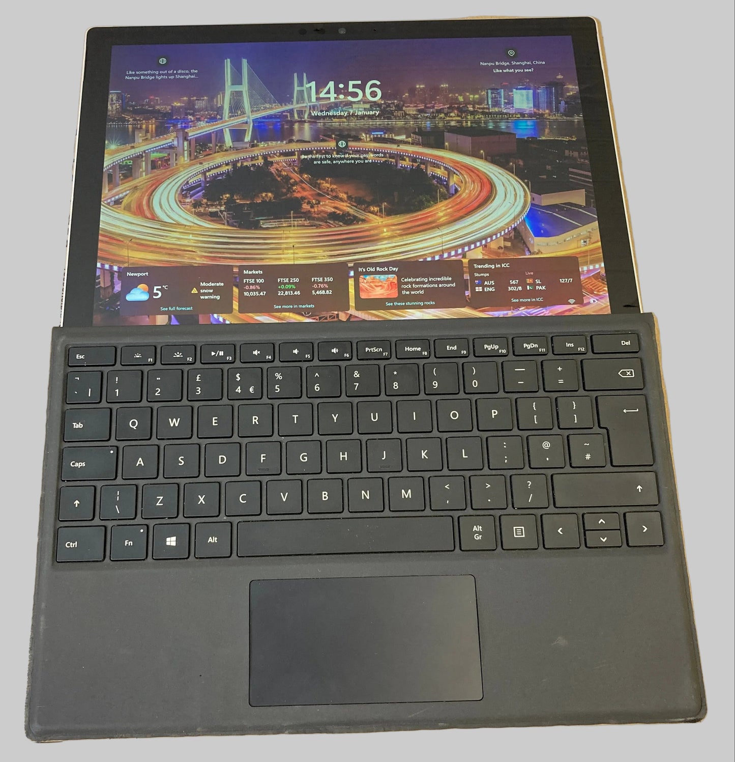 Microsoft Surface Pro I5-7300U 8GB RAM 256GB SSD 12.3"