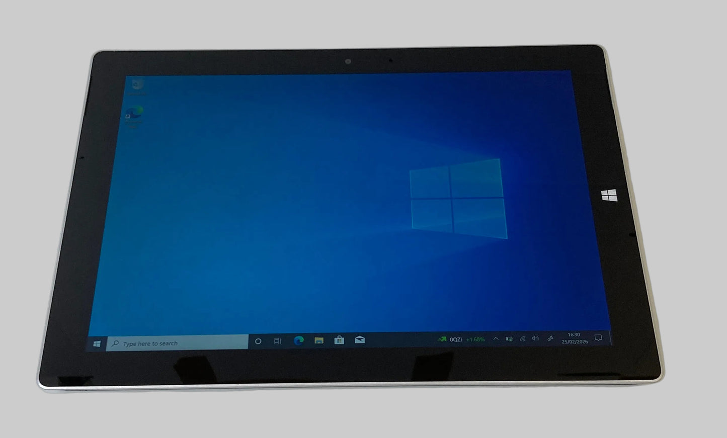 Microsoft Surface 3. x7-Z8700. 4GB RAM. 64GB SSD. Win 10